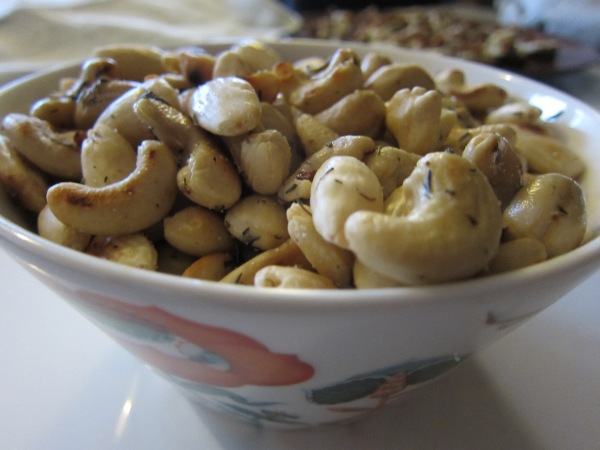 Timjamipähkinöitä ja -manteleita